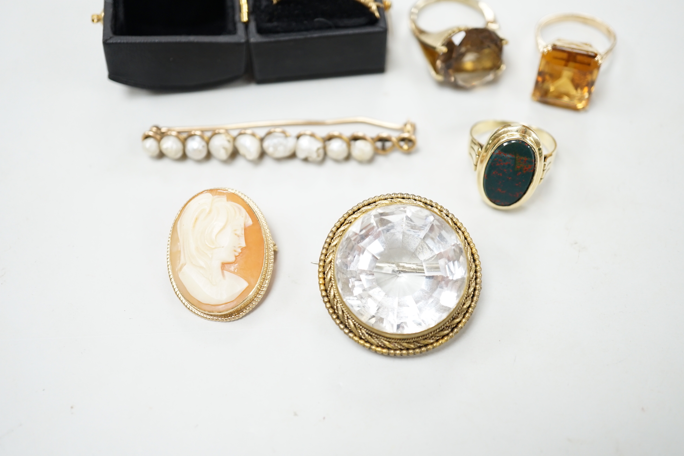 Sundry jewellery including three yellow metal and gem set rings, cameo brooch, two other brooches including rock crystal and a damaged 'Regard' ring.